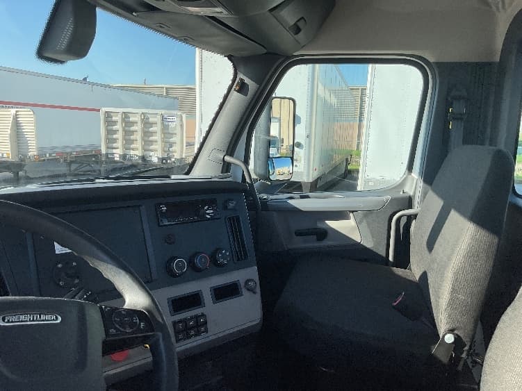 2020 Freightliner Cascadia in Earth City, MO — photo 10
