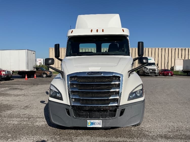 2020 Freightliner Cascadia in Earth City, MO — photo 2