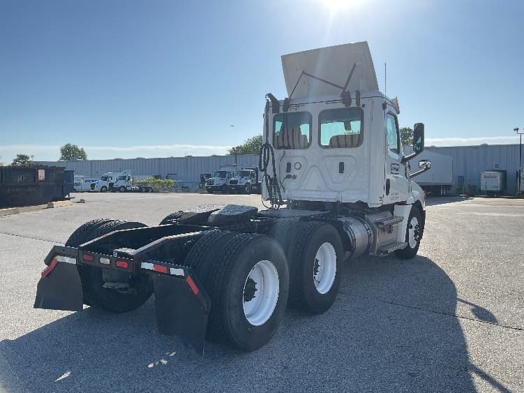 2020 Freightliner Cascadia in Earth City, MO — photo 7
