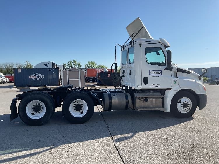 2020 Freightliner Cascadia in Earth City, MO — photo 8