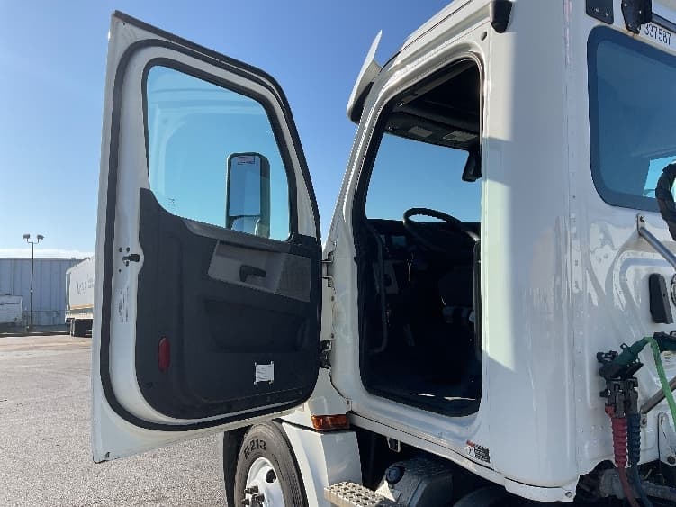 2020 Freightliner Cascadia in Earth City, MO — photo 9