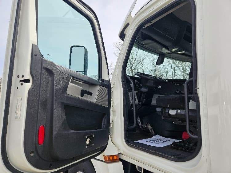 2020 Freightliner Cascadia in Moberly, MO — photo 9
