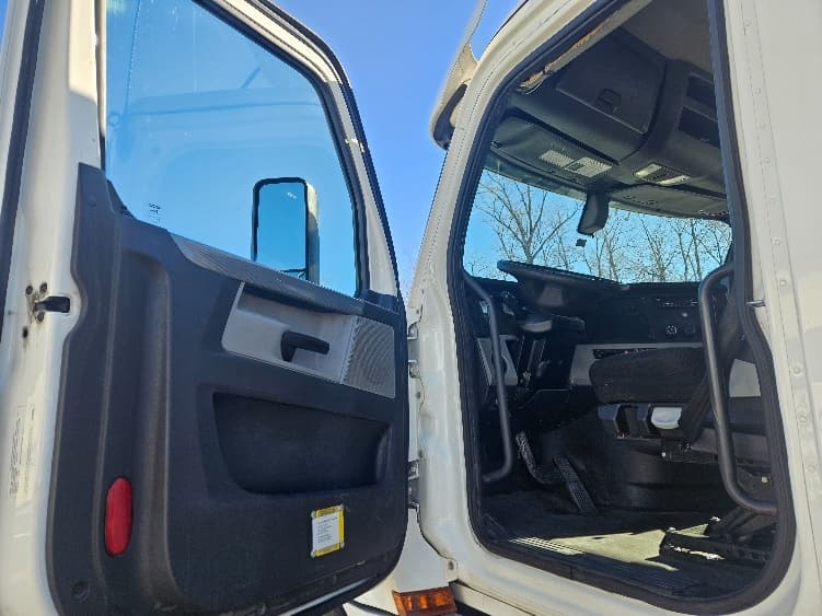 2020 Freightliner Cascadia in Moberly, MO — photo 9