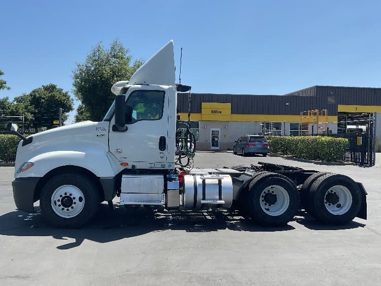 2020 International LT in Sacramento, CA — photo 4
