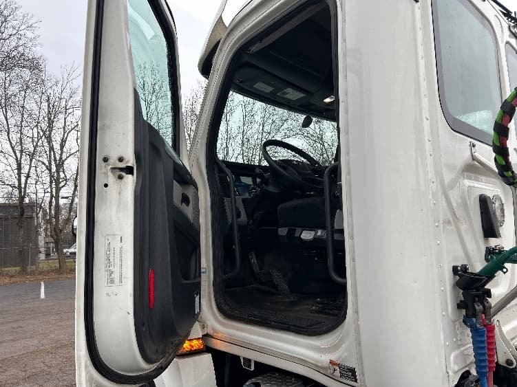 2020 Freightliner Cascadia in Chattanooga, TN — photo 9