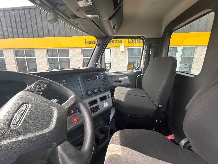 2020 Freightliner Cascadia in Sturtevant, WI — photo 10