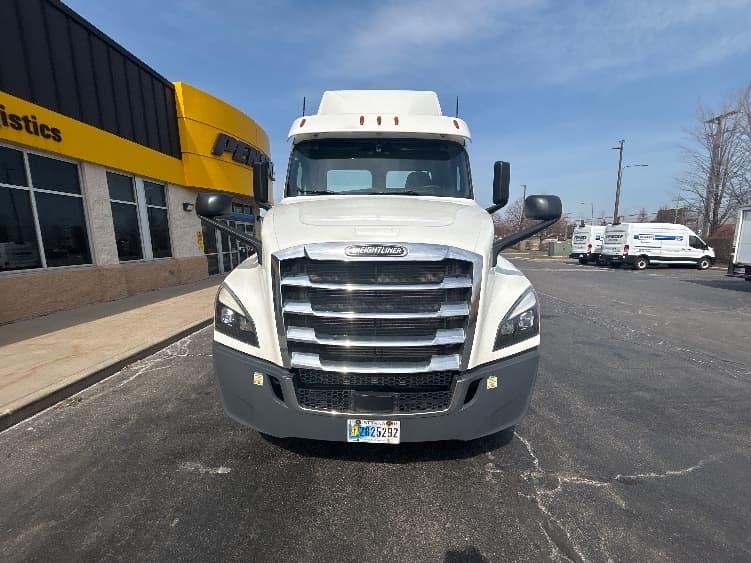 2020 Freightliner Cascadia in Sturtevant, WI — photo 2