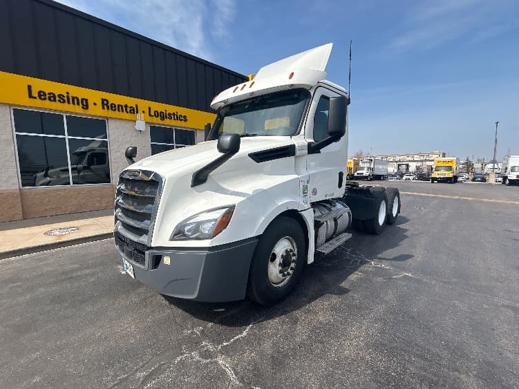 2020 Freightliner Cascadia in Sturtevant, WI — photo 3