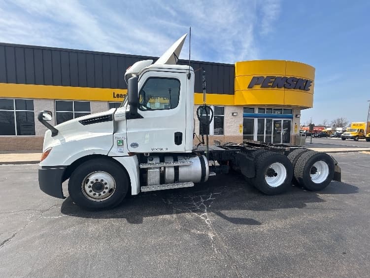 2020 Freightliner Cascadia in Sturtevant, WI — photo 4