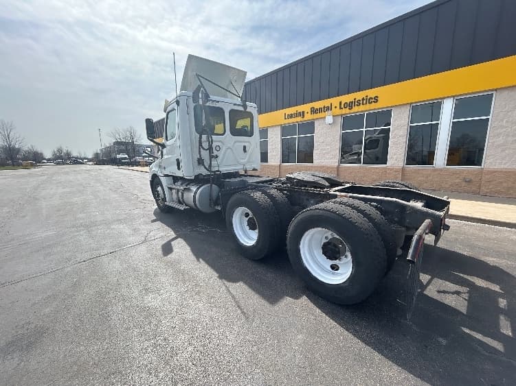 2020 Freightliner Cascadia in Sturtevant, WI — photo 5