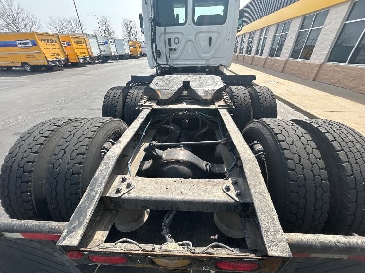 2020 Freightliner Cascadia in Sturtevant, WI — photo 6