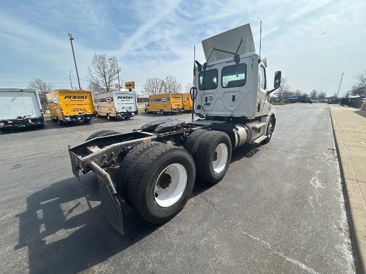 2020 Freightliner Cascadia in Sturtevant, WI — photo 7