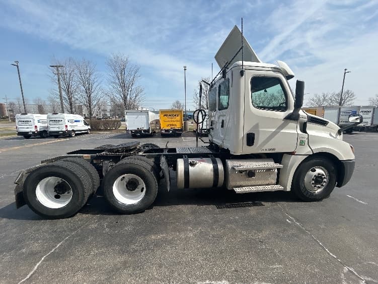 2020 Freightliner Cascadia in Sturtevant, WI — photo 8