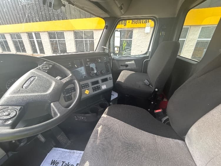 2020 Freightliner Cascadia in Sturtevant, WI — photo 10
