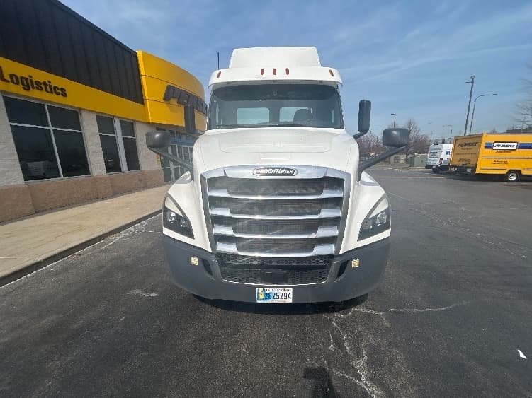 2020 Freightliner Cascadia in Sturtevant, WI — photo 2
