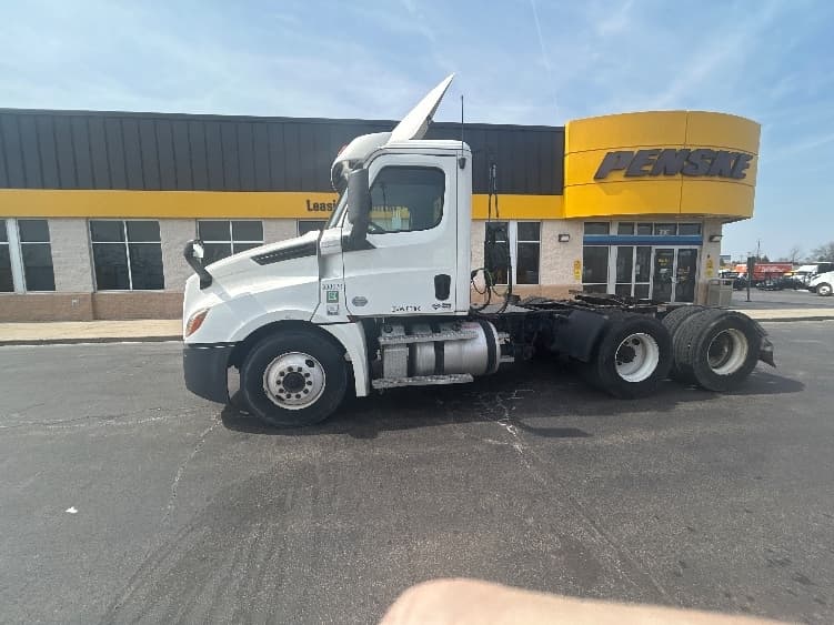 2020 Freightliner Cascadia in Sturtevant, WI — photo 4