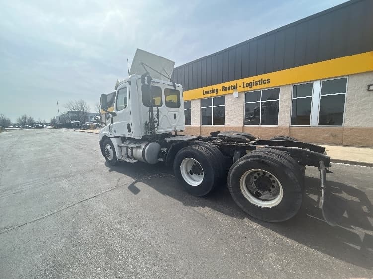 2020 Freightliner Cascadia in Sturtevant, WI — photo 5
