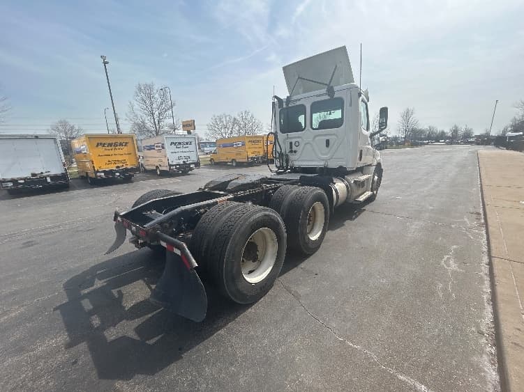 2020 Freightliner Cascadia in Sturtevant, WI — photo 7