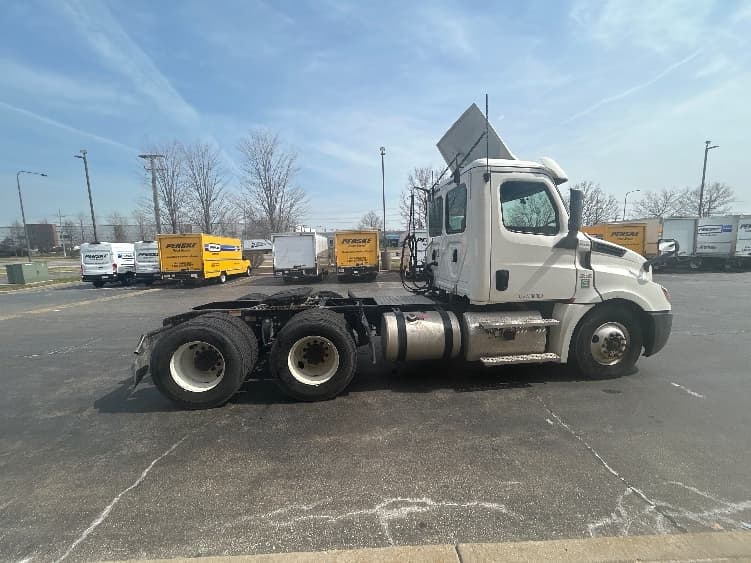 2020 Freightliner Cascadia in Sturtevant, WI — photo 8