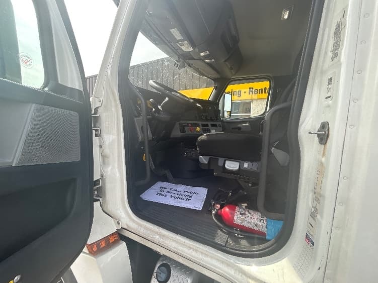 2020 Freightliner Cascadia in Sturtevant, WI — photo 9