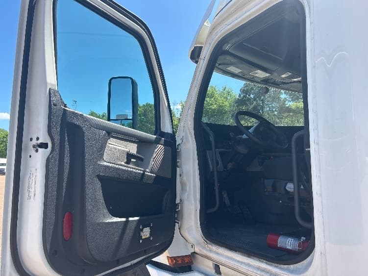 2020 Freightliner Cascadia in Jackson, MS — photo 9
