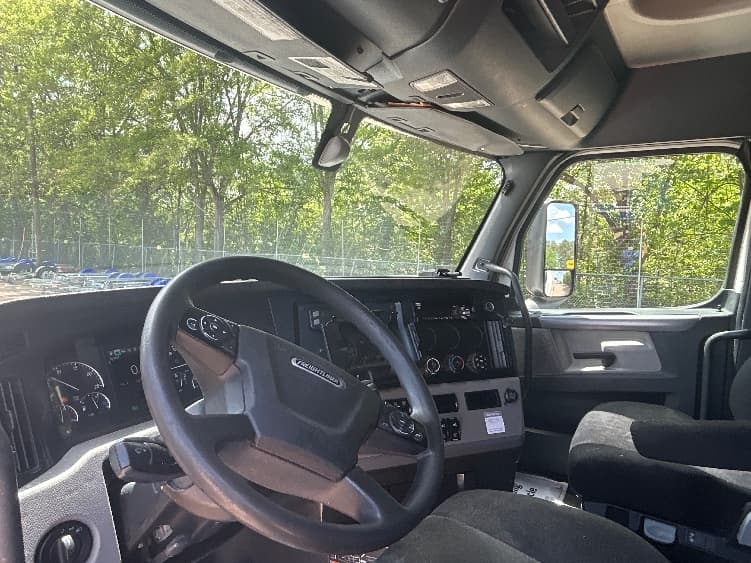 2020 Freightliner Cascadia in Jackson, MS — photo 10