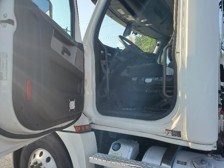 2020 Freightliner Cascadia in White Deer, PA — photo 9