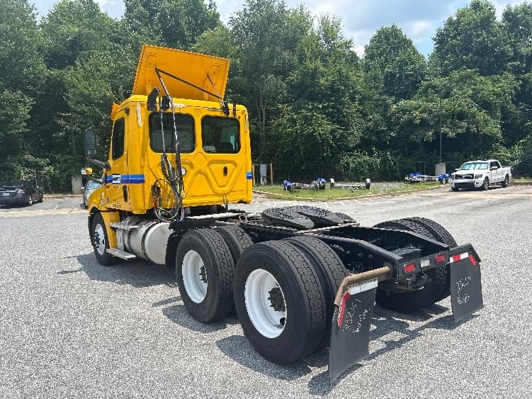 2020 Freightliner Cascadia in Monroe, OH — photo 5