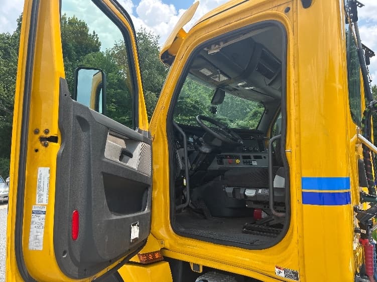 2020 Freightliner Cascadia in Monroe, OH — photo 9