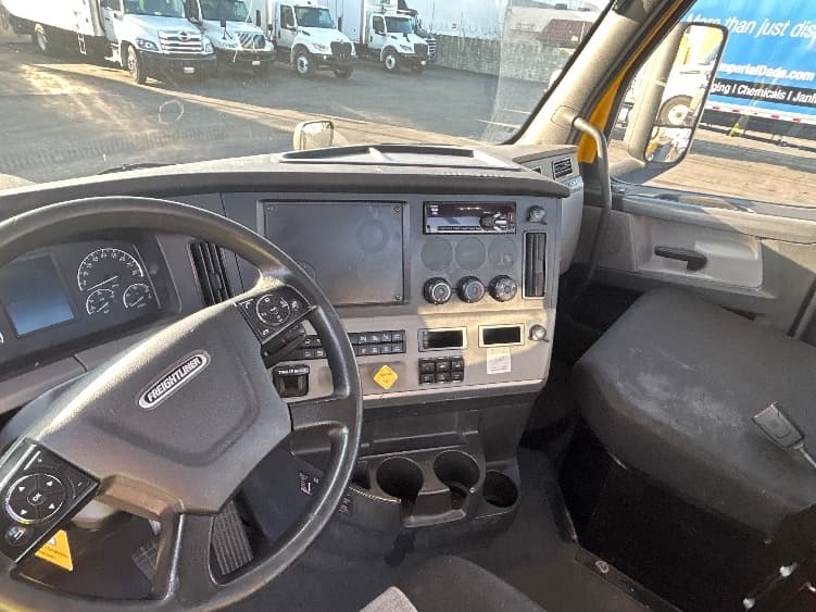 2020 Freightliner Cascadia in Las Vegas, NV — photo 10