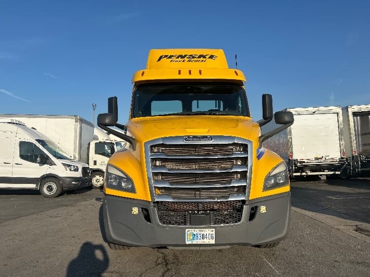 2020 Freightliner Cascadia in Las Vegas, NV — photo 2
