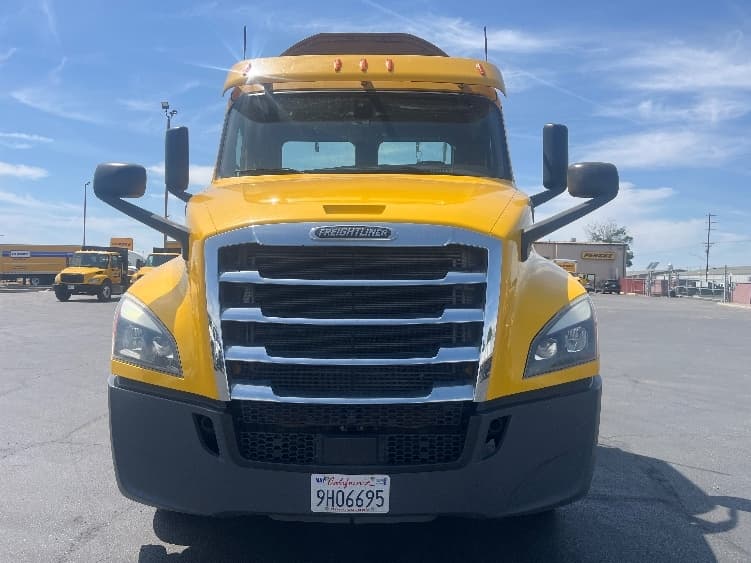 2020 Freightliner Cascadia in Fresno, CA — photo 2