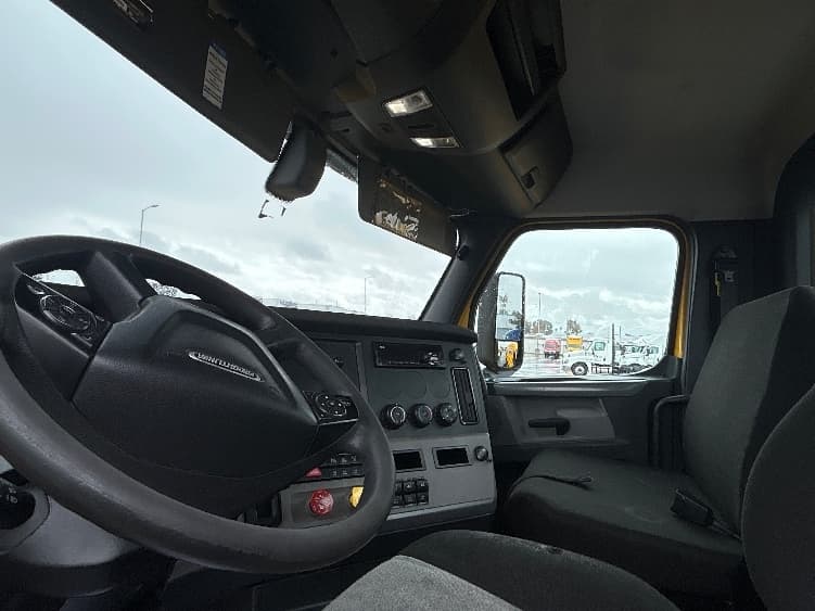 2020 Freightliner Cascadia in Sun Valley, CA — photo 10