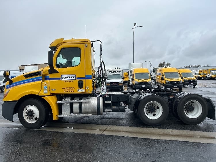 2020 Freightliner Cascadia in Sun Valley, CA — photo 4