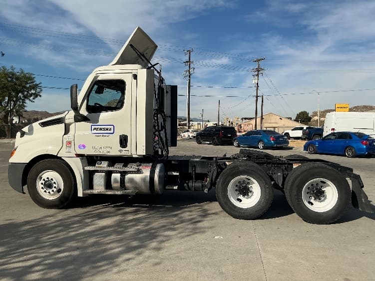 2021 Freightliner Cascadia in Fontana, CA — photo 4