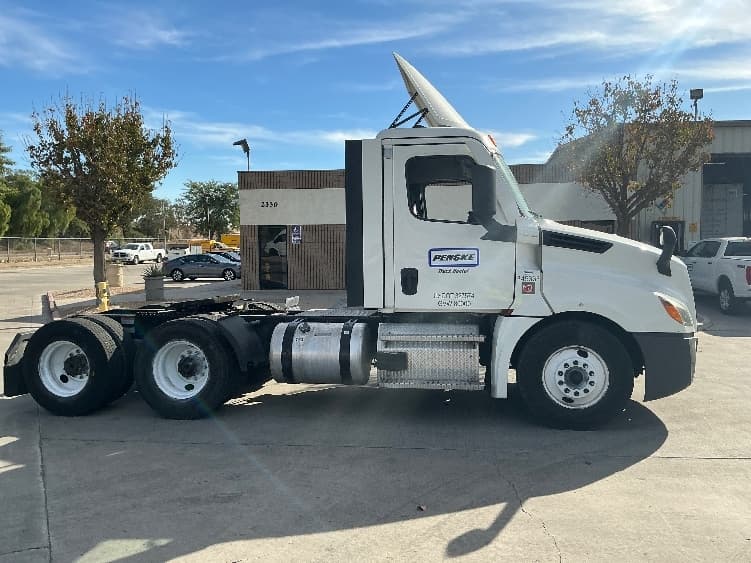 2021 Freightliner Cascadia in Fontana, CA — photo 8
