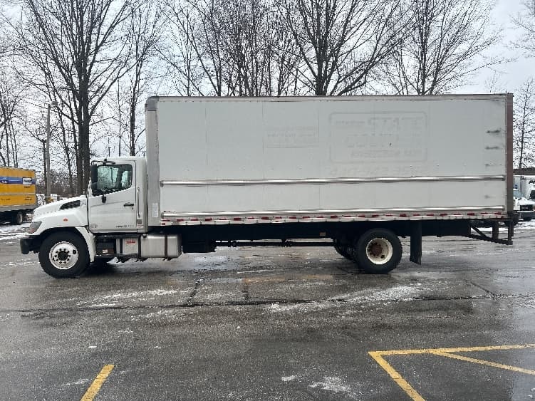 2020 Hino 338 in Middlefield, OH — photo 4