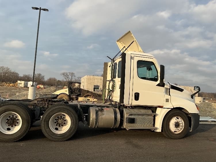 2020 Freightliner Cascadia in Columbus, OH — photo 8