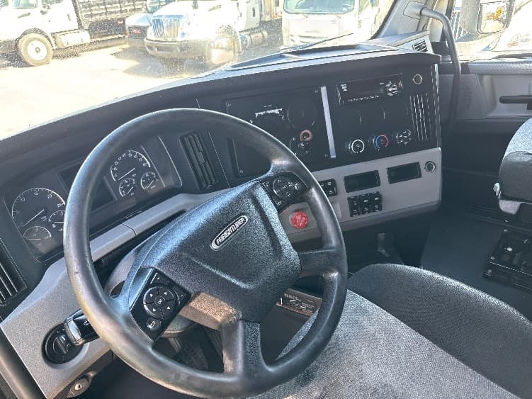 2021 Freightliner Cascadia in El Paso, TX — photo 10