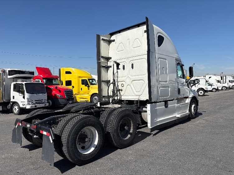 2021 Freightliner Cascadia in El Paso, TX — photo 7