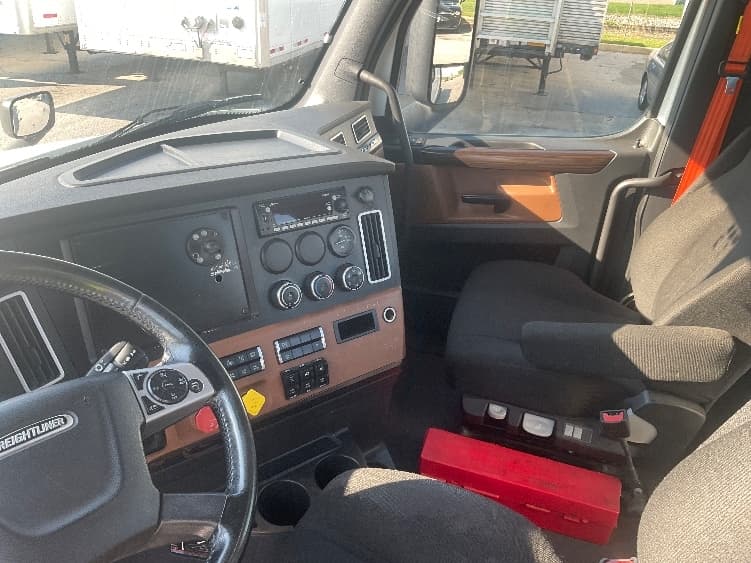 2020 Freightliner Cascadia in Earth City, MO — photo 10