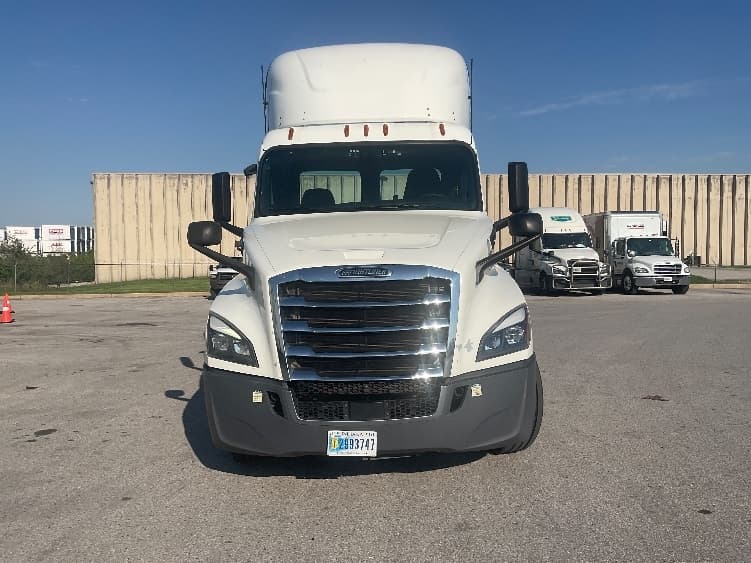 2020 Freightliner Cascadia in Earth City, MO — photo 2