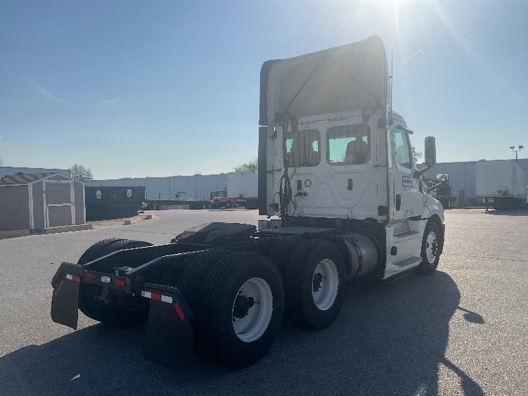 2020 Freightliner Cascadia in Earth City, MO — photo 7