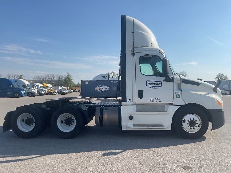 2020 Freightliner Cascadia in Earth City, MO — photo 8
