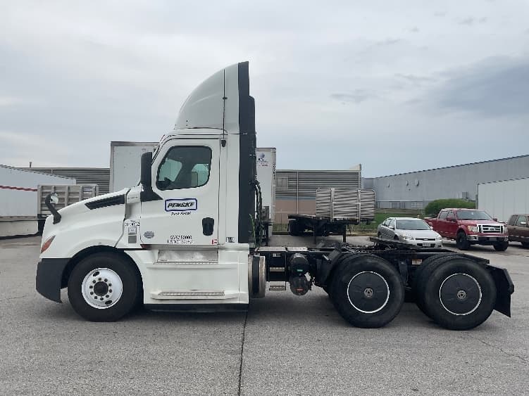 2020 Freightliner Cascadia in Earth City, MO — photo 4