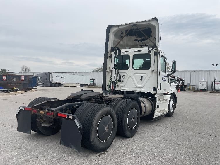 2020 Freightliner Cascadia in Earth City, MO — photo 7