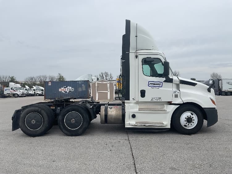 2020 Freightliner Cascadia in Earth City, MO — photo 8