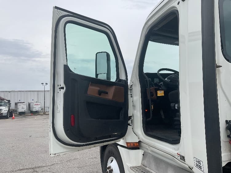 2020 Freightliner Cascadia in Earth City, MO — photo 9
