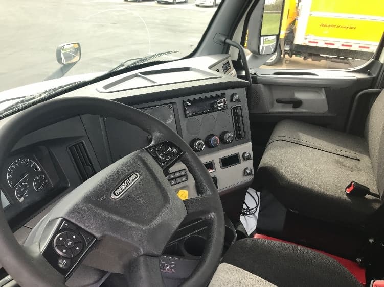 2020 Freightliner Cascadia in Bensalem, PA — photo 10