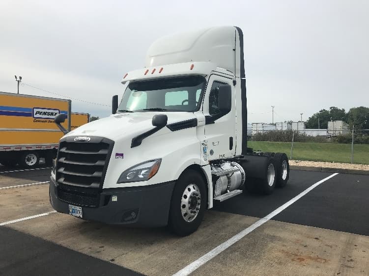 2020 Freightliner Cascadia in Bensalem, PA — photo 3